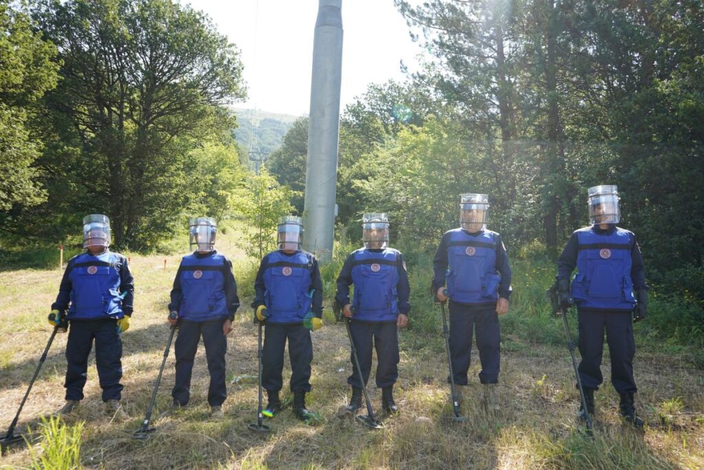 «Հումանիտար ականազերծման և փորձագիտական կենտրոնի» աշխատակիցները