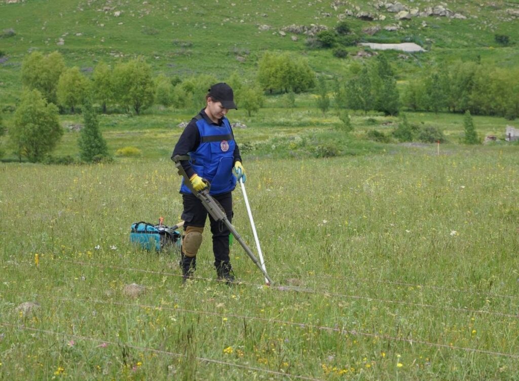 Կին-ականազերծողը զննում է տարածքը