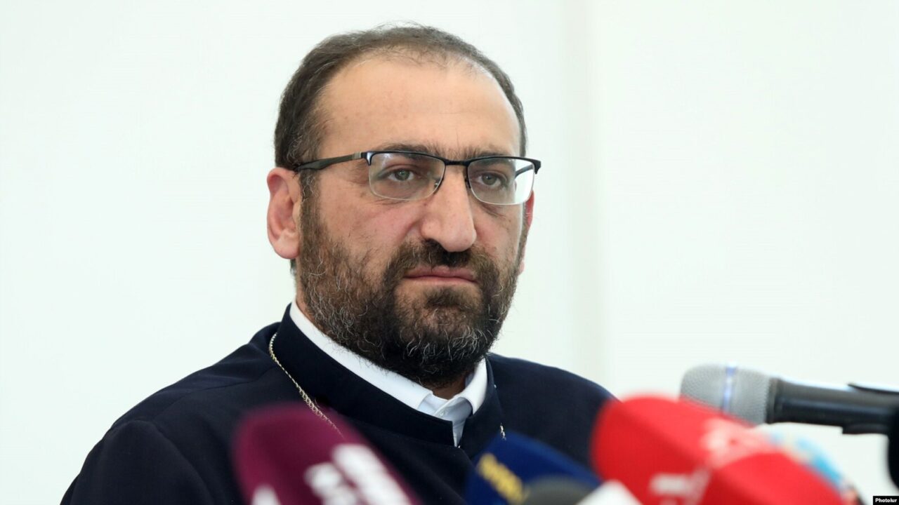 Գարեգին Բ-ն չի հեռանա․ Արշակ Սրբազանի ասուլիսը