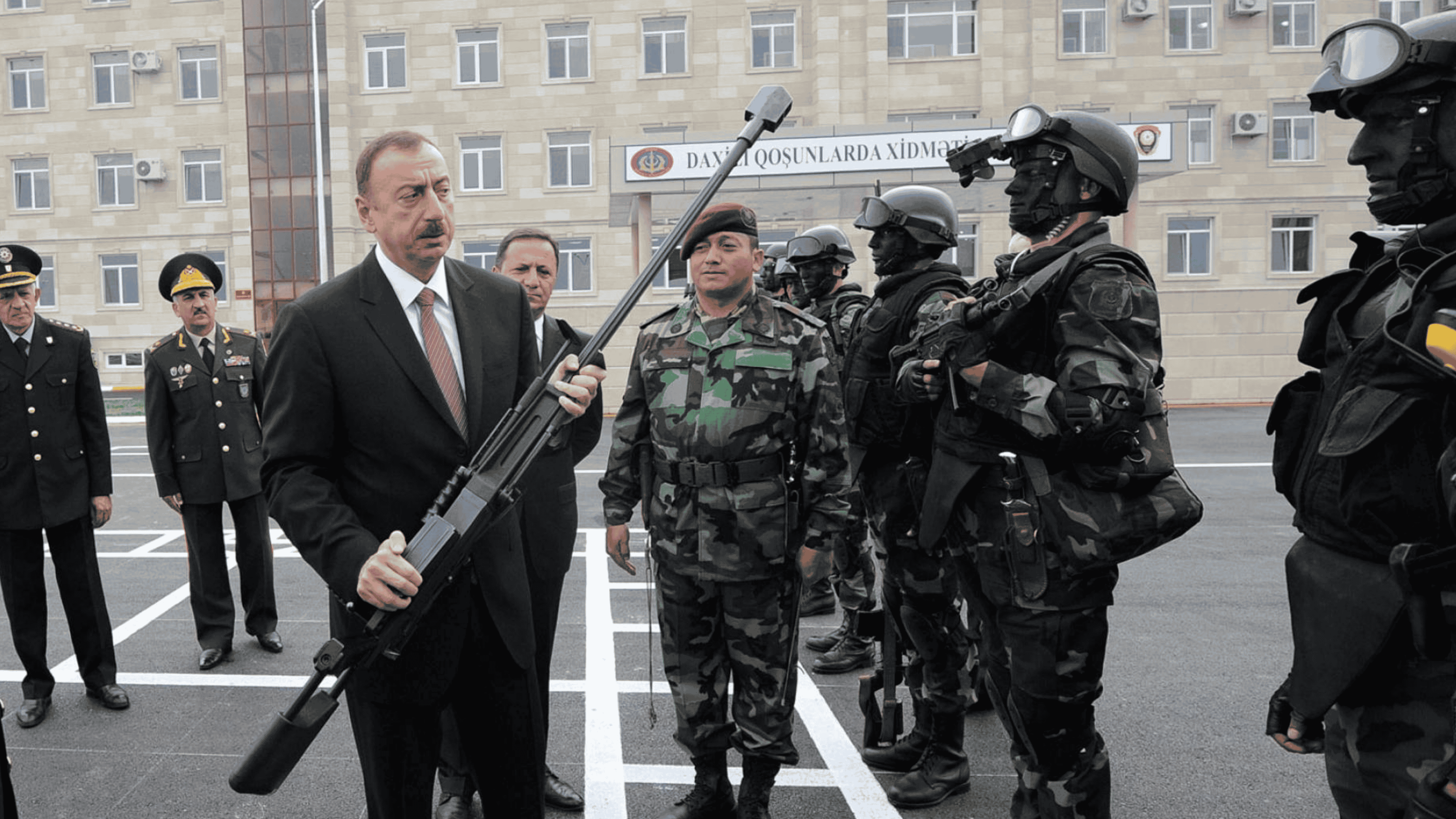 Daxili Qoşunların Prezidentə tabe edilməsi