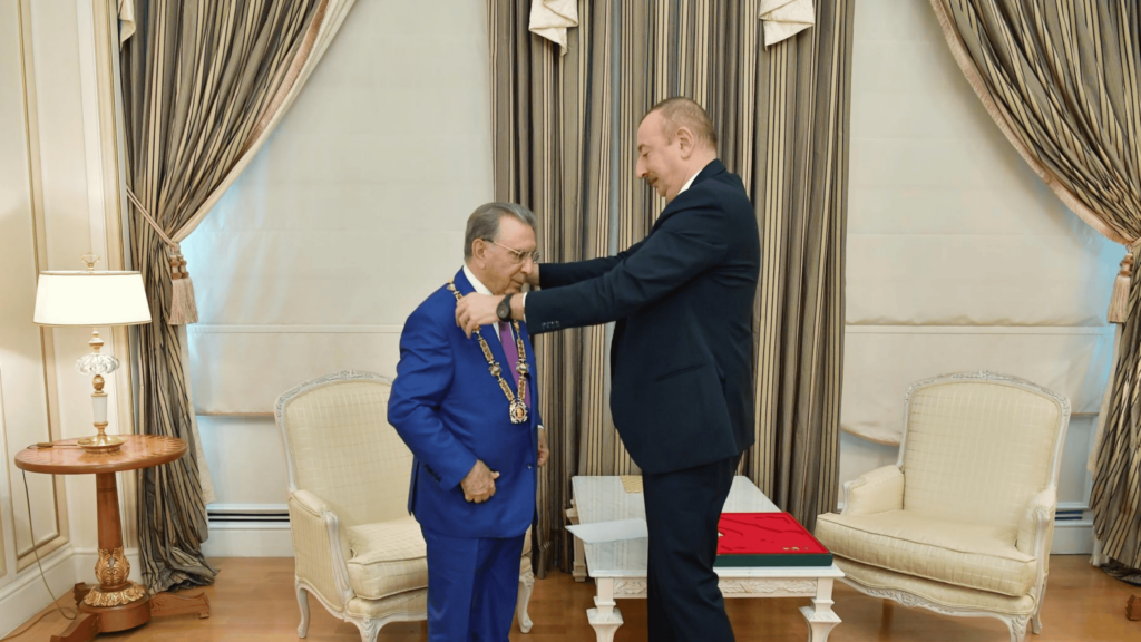 İlham Əliyev Ramiz Mehdiyevi orderlə təltif edir | foto: president.az - 2025 Azərbaycan üçün necə keçdi?