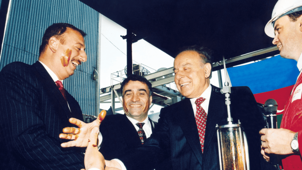 Keçmiş prezident Heydər Əliyev (sağda) və hazırkı prezident İlham Əliyev (solda) Çıraq-1 platformasının işə salınması mərasimində, 1997-ci il