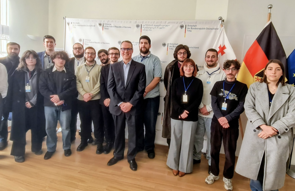 15 января Петер Фишер опубликовал в X фотографию с пояснением, что он встретился с грузинской молодежью и обсудил с ними проблемы, стоящие перед страной. Пост был публичным с самого начала и не указывал ни на «секретный» характер, ни на организацию политических сил.
Власти Грузии обвиняют посла Германии