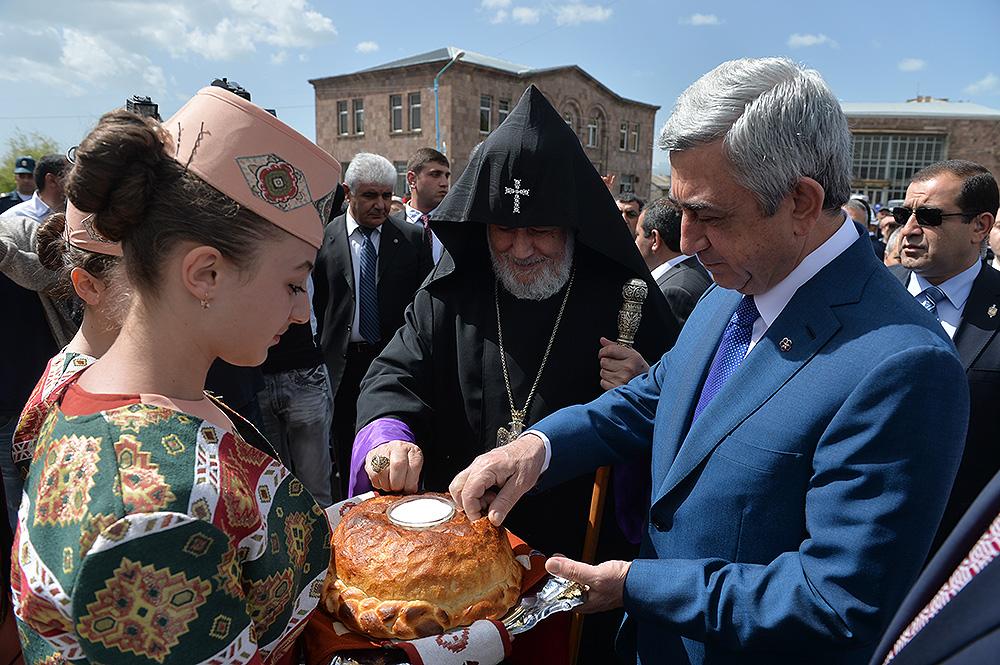 Փաշինյանը կաթողիկոսին համեմատել է Սերժ Սարգսյանի հետ