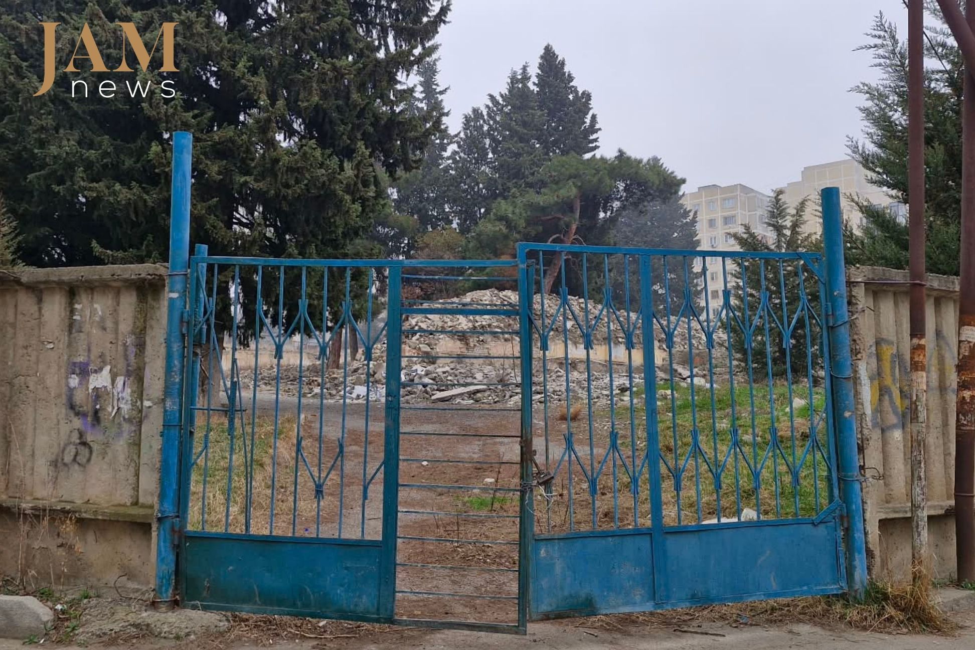 ასე გამოყურება ის ტერიტორია, სადაც თბილისის 152-ე სკოლა იყო. სკოლის დაცლის შემდეგ ხუთი წელია გასული. ამ ფოტოებზე ჩანს, რომ ადგილიდან ჯერ დემონტაჟის შედეგად დარჩენილი ნარჩენებიც არ არის გატანილი.   