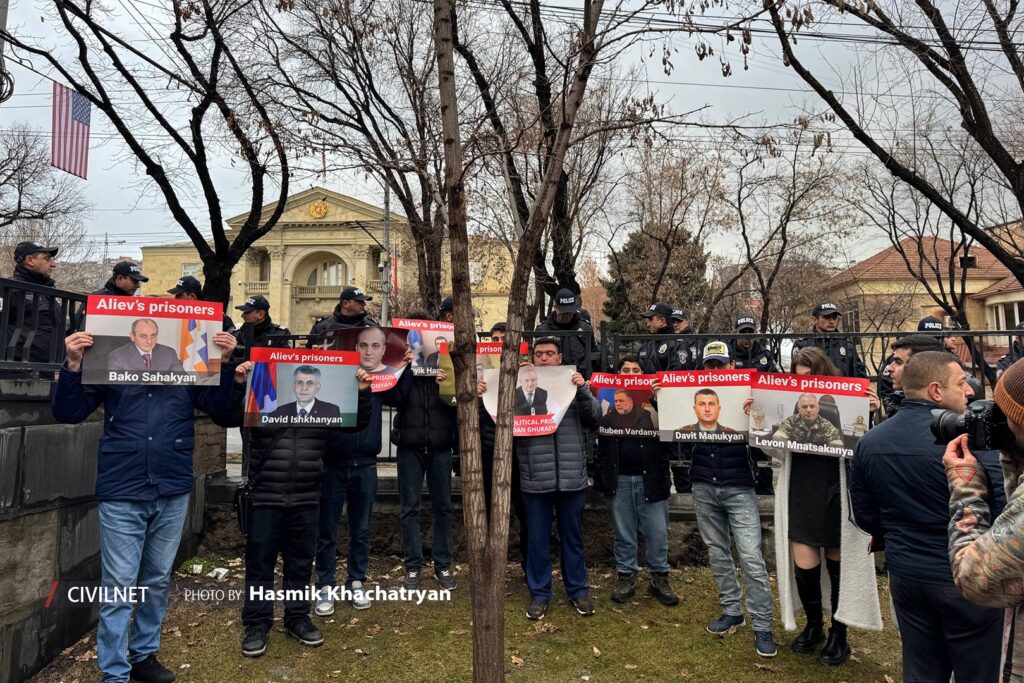 Հավաքի մասնակիցների ձեռքին Բաքվում պահվող հայ գերիների լուսանկարներով պաստառներ էին, Լուսանկարը՝ Civilnet-ի