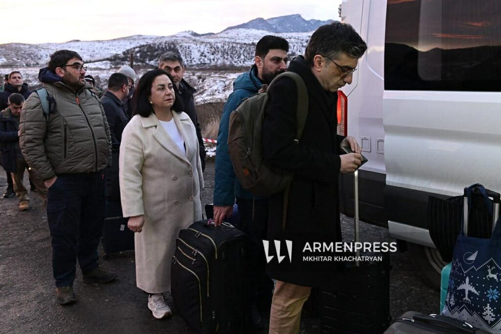 Армянские эксперты приветствовали азербайджанских коллег по прибытию на территорию Армении