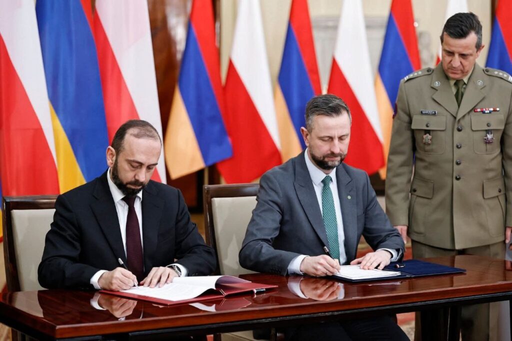 Համաձայնագիրը ստորագրել են ՀՀ արտգործնախարար Արարատ Միրզոյանն ու Լեհաստանի ազգային պաշտպանության նախարար Վլադիսլավ Կոշինյակ Կամիշը 