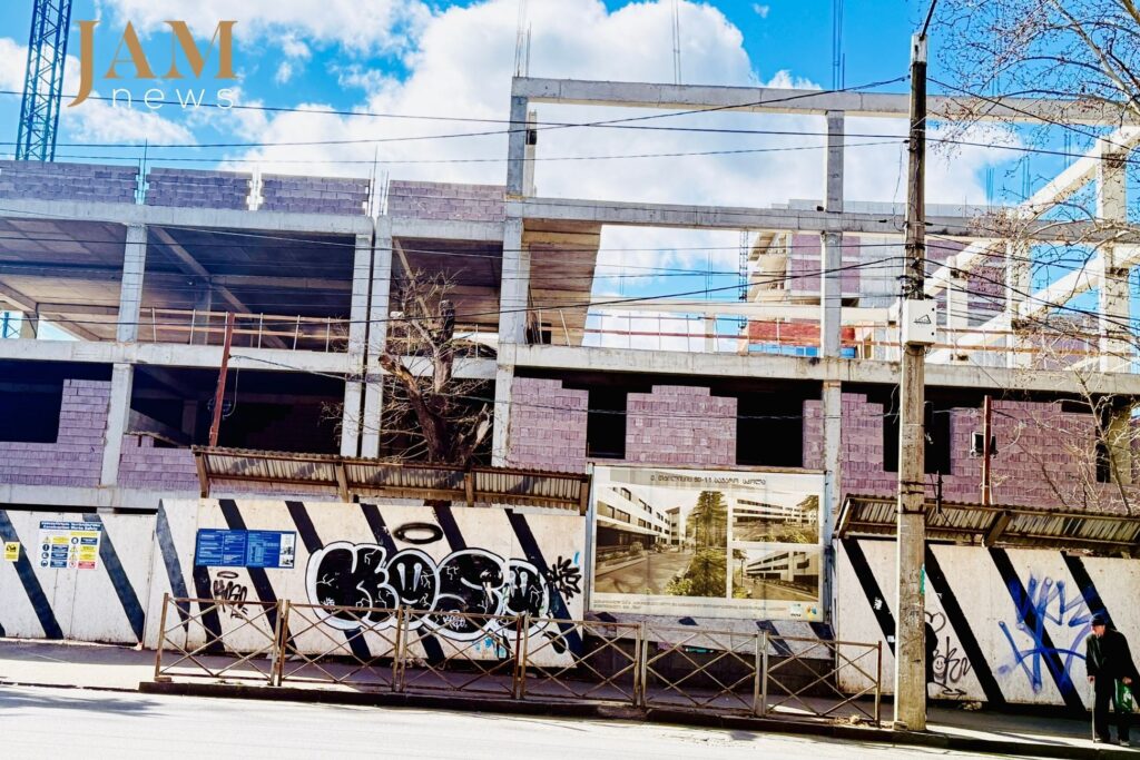 თბილისის მე-11 საჯარო სკოლა. ამ სკოლის მშენებლობაზე ტენდერი 2023 წლის 23 მარტს გამოცხადდა.  ეს ფოტო 23 თებერვალს არის გადაღებული. ტერიტორია შემოღობილია,  ახლოს მისვლა შეუძლებელია. შორიდან მშენებლობაზე ვერავინ შევნიშნეთ, სავარაუდოდ ამ დღეს არ მუშაობდნენ.  