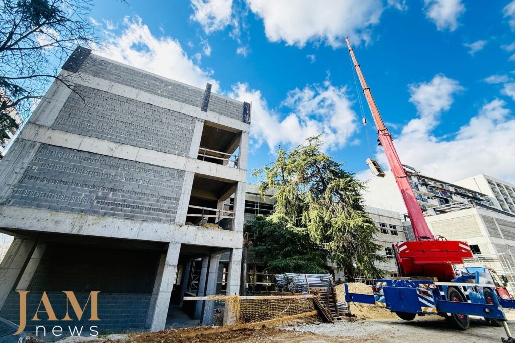 ასე გამოიყურება ახლა თბილისის მე-10 საჯარო სკოლა, რომელიც 2019 წელს დაანგრიეს. ფოტო რამდენიმე დღის წინ არის გადაღებული. ამ დღეს სკოლის ეზოში მხოლოდ ორი მუშა ჩანდა და ერთი ამწე მუშაობდა. 
