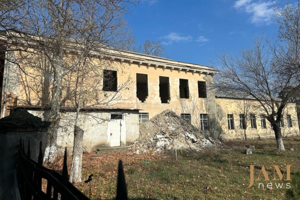 ასე გამოიყურება ქალაქ რუსთავის მე-2 საჯარო სკოლა, 24 თებერვალის მდგომარეობით. ამ სკოლის რეაბილიტაციისთვის ტენდერი  2024 წელს გამოაცხდდა, გამოვლინდა გამარჯვებული კომპანია და დაიწყო სამუშაოებიც.  თუმცა მიმდინარეობისას აღმოჩნდა, რომ სკოლა არ ექვემდებარება რეაბილიტაციას, საჭიროა მისი დანგრევა და ახლიდან აშენება.