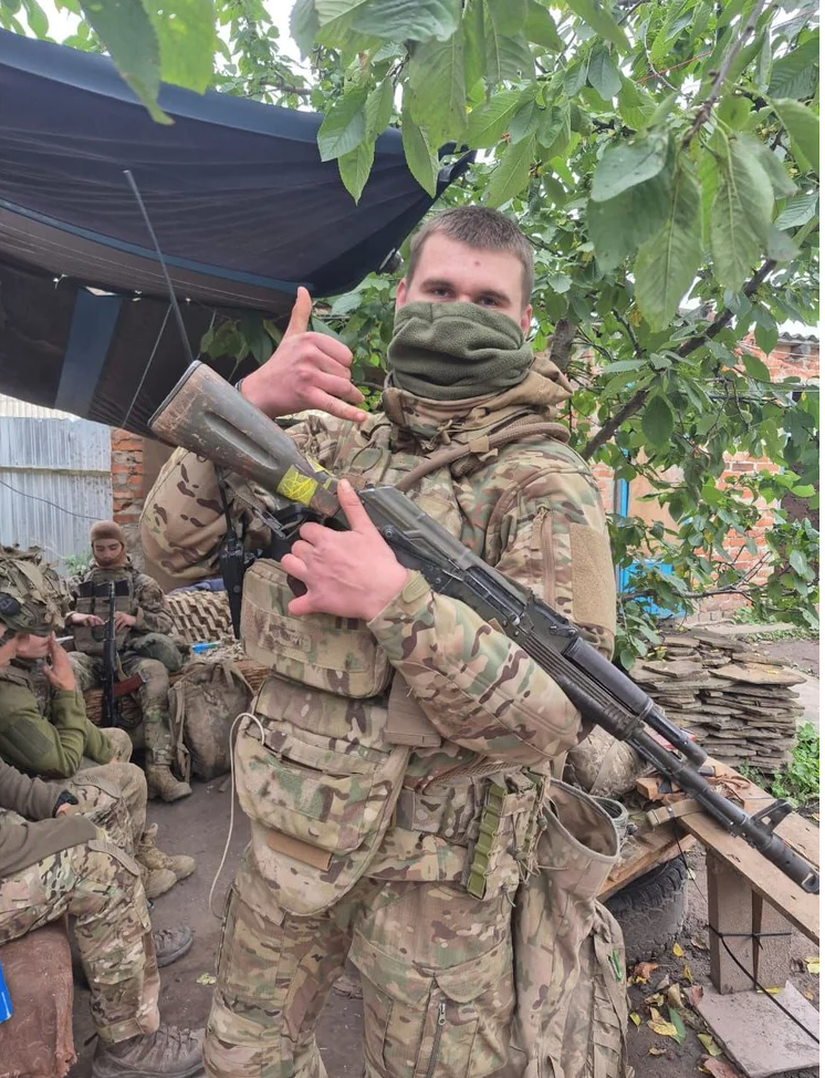 Дмитрий Ковальчук подписал контракт «18–24» на службу в 13 отдельном десантно-штурмовом батальоне 95-ки. Предоставлено hromadske