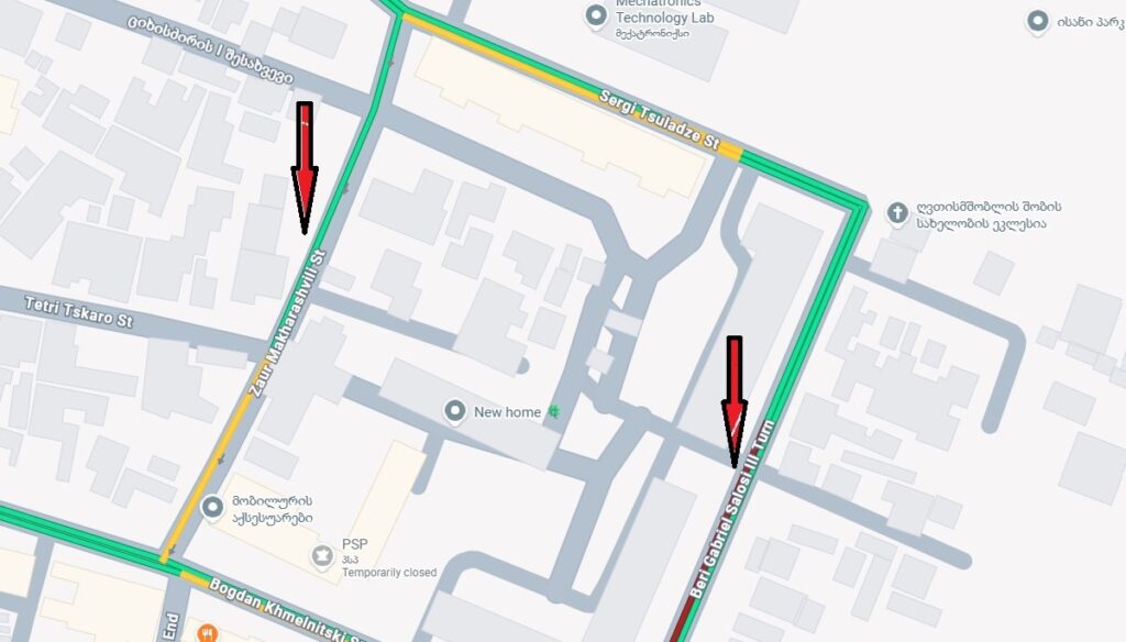 აქ ისრებით ის ქუჩებია მონიშნული, სადაც სასკოლო ტრანსპორტი ჩერდება. მარიმ დილითაც და საღამოსაც, ორივე ქუჩაზე უნდა მიასწროს მისვლა.  დანგრეული სკოლები საქართველოში