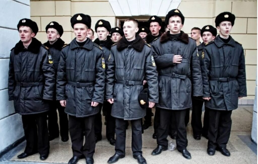 Курсанты-нахимовцы поют украинский гимн, пока над академией поднимают российский флаг. 