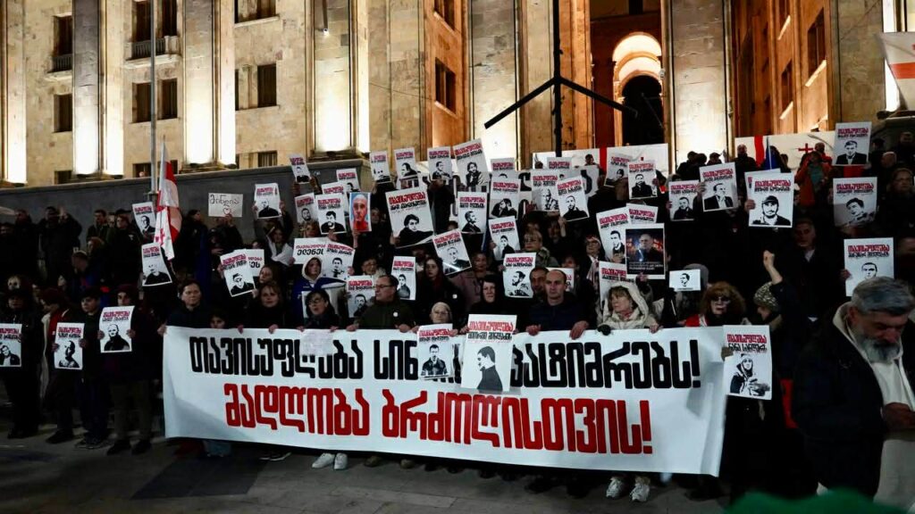 В субботу 14 марта в Тбилиси прошел традиционный субботний марш с требованием к правящей "Грузинской мечте" вернуть страну на путь евроинтеграции. 472-й день непрерывного протеста был посвящен солидарности с "узниками совести" - арестованными и осужденными участниками протестов. 