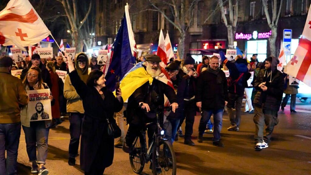 პროტესტის 472-ე დღე . "თავისუფლება სინდისის პატიმრებს! მადლობა ბრძოლისთვის!"