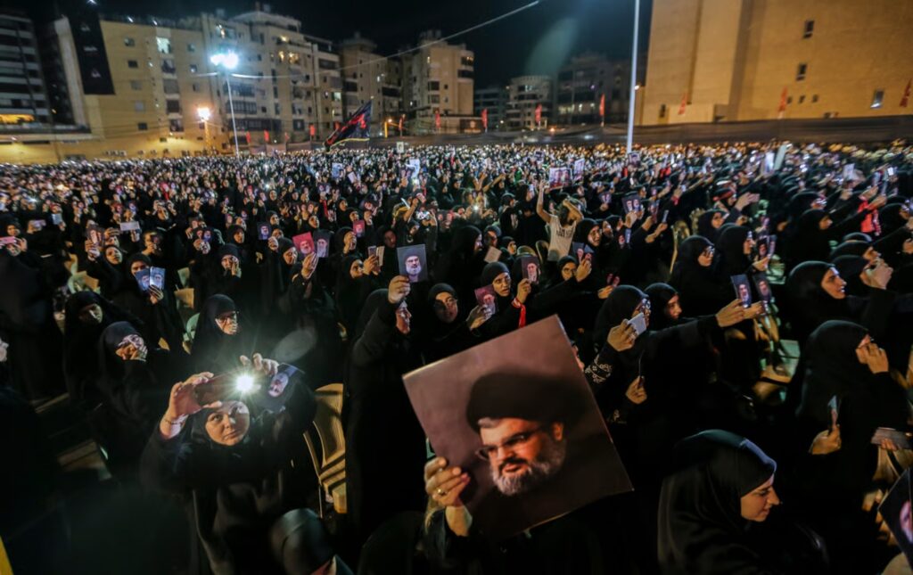 Сторонники «Хезболлы» с портретами Хасана Насраллы и Али Хаменеи во время выступления лидера движения в Бейруте