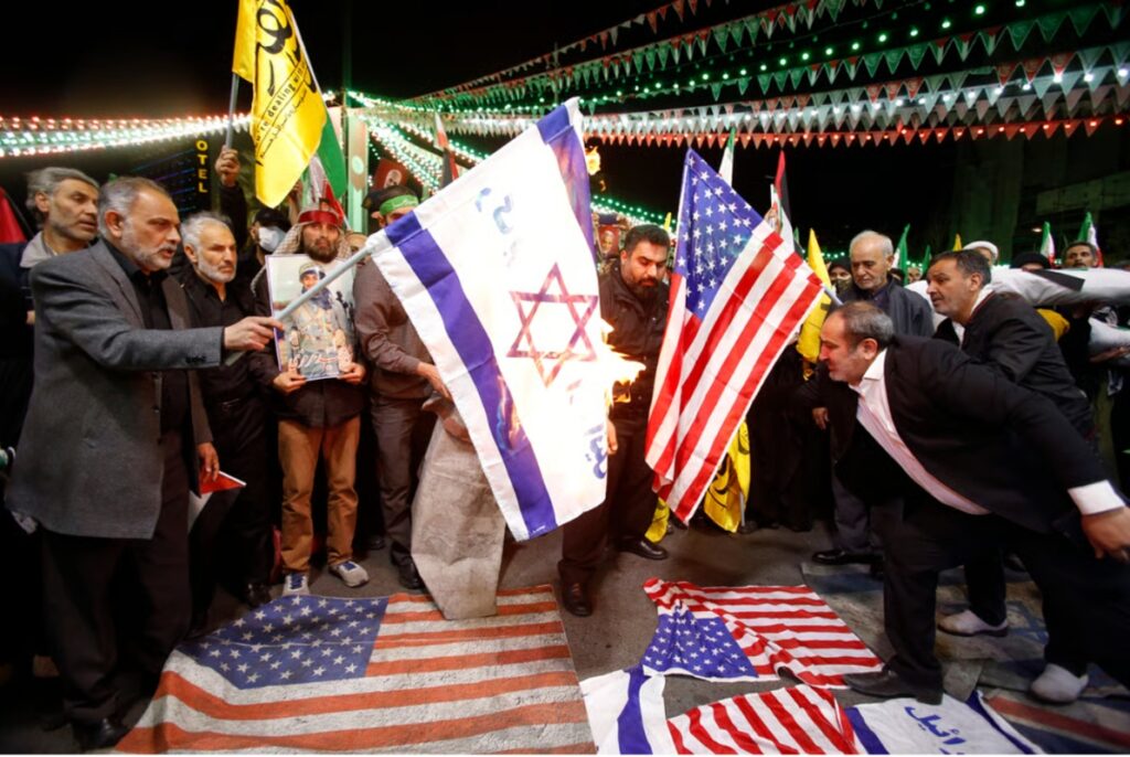 Иранцы сжигают флаги Израиля и США во время антиизраильской демонстрации на площади Палестины в Тегеране, 1 апреля 2024 года. 