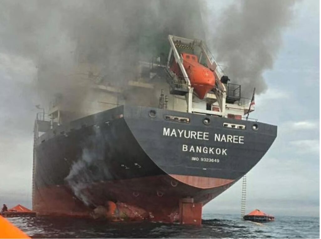 Пожар на тайском грузовом судне в Ормузском проливе, 11 марта 2026 года. 