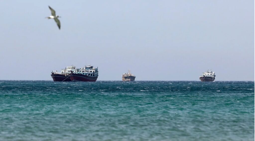 Торговые суда в акватории Ормузского пролива, вид с побережья города Хасаб, Оман, 24 июня 2025 года.