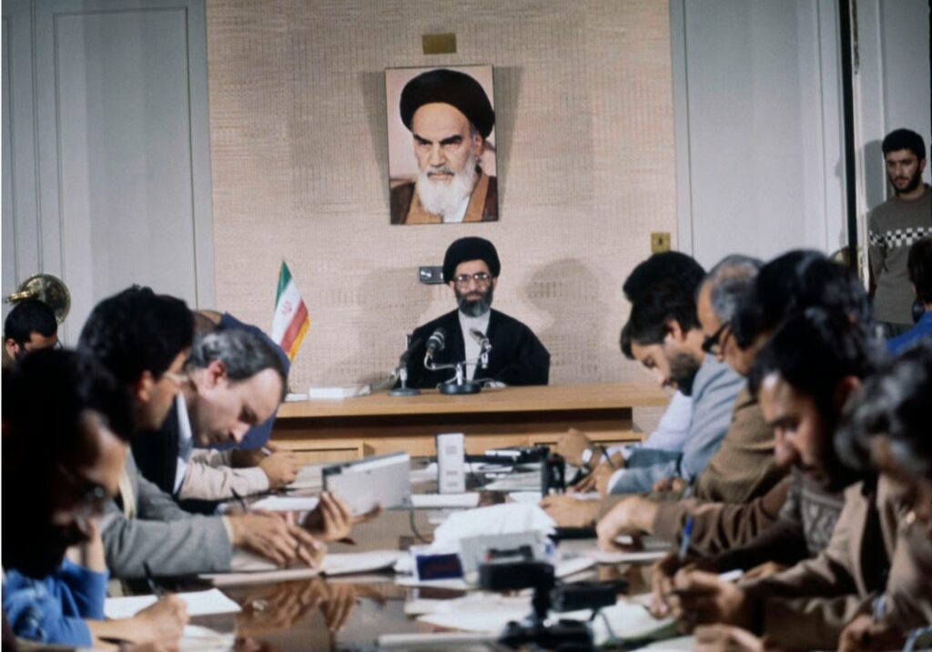 Президент Ирана Али Хаменеи во время интервью с прессой, 8 ноября 1982 года. 