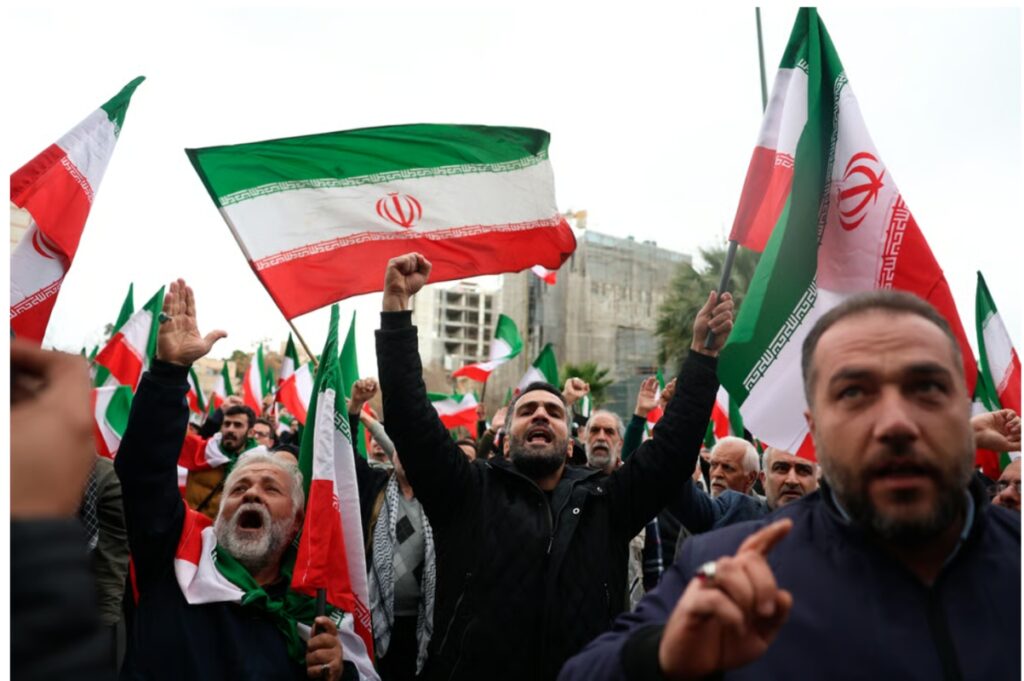 Участники антиамериканской и антиизраильской акции протеста в Тегеране, Иран, 28 февраля 2026 года. 