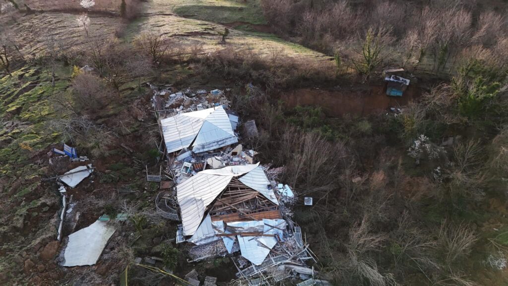 დანგრეული სახლები სოფელ კურსებში. ფოტო: სოციალური ქსელი. 12 მარტი, 2026 წელი.