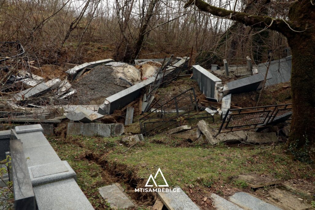 დანგრეული სასაფლაო სოფელ კურსებში. ფოტო გადაღებულია სტიქიიდან ოთხი დღის შემდეგ. ფოტო: "მთის ამბები".  