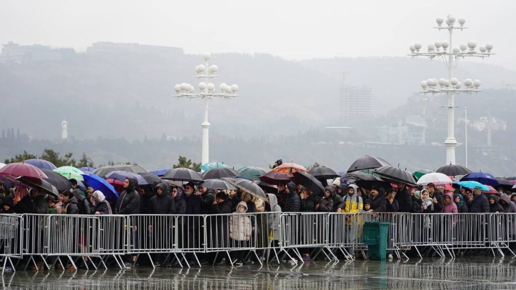 Католикос-Патриарх Илиа II будет похоронен в соборе Сиони в воскресенье, 22 марта. Такова была его воля. В этот день ожидается прибытие в Грузию Вселенского Патриарха Варфоломея. Он прибудет в собор Самеба в 12:00 и вместе с первосвященниками совершит обряд над Патриархом. Ожидается присутствие духовенства из многих стран на похоронах. Уже известно, что на похоронах Илии II будут присутствовать и представители Католической Церкви, включая Ватикан.