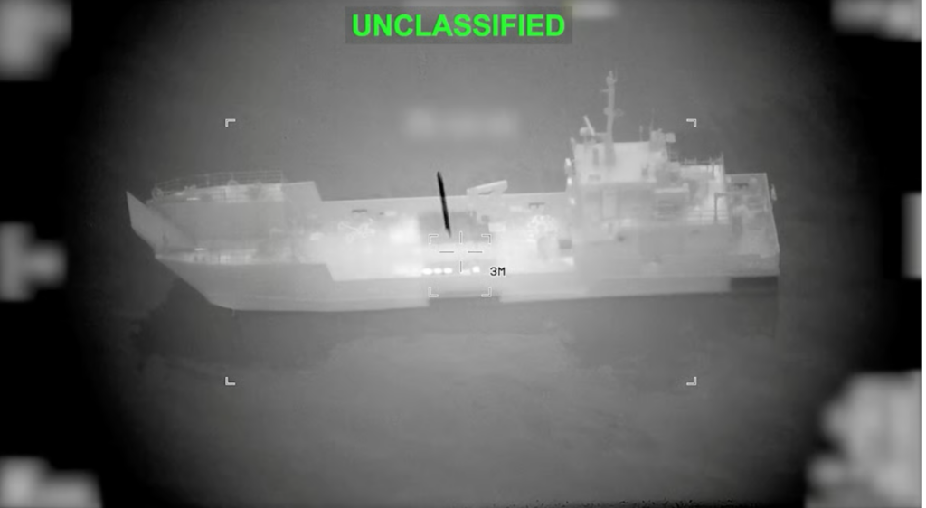 Снаряд падает на иранское военно-морское судно, 10 марта 2026 года. Кадр из видеозаписи, опубликованной Центральным командованием США (CENTCOM). 