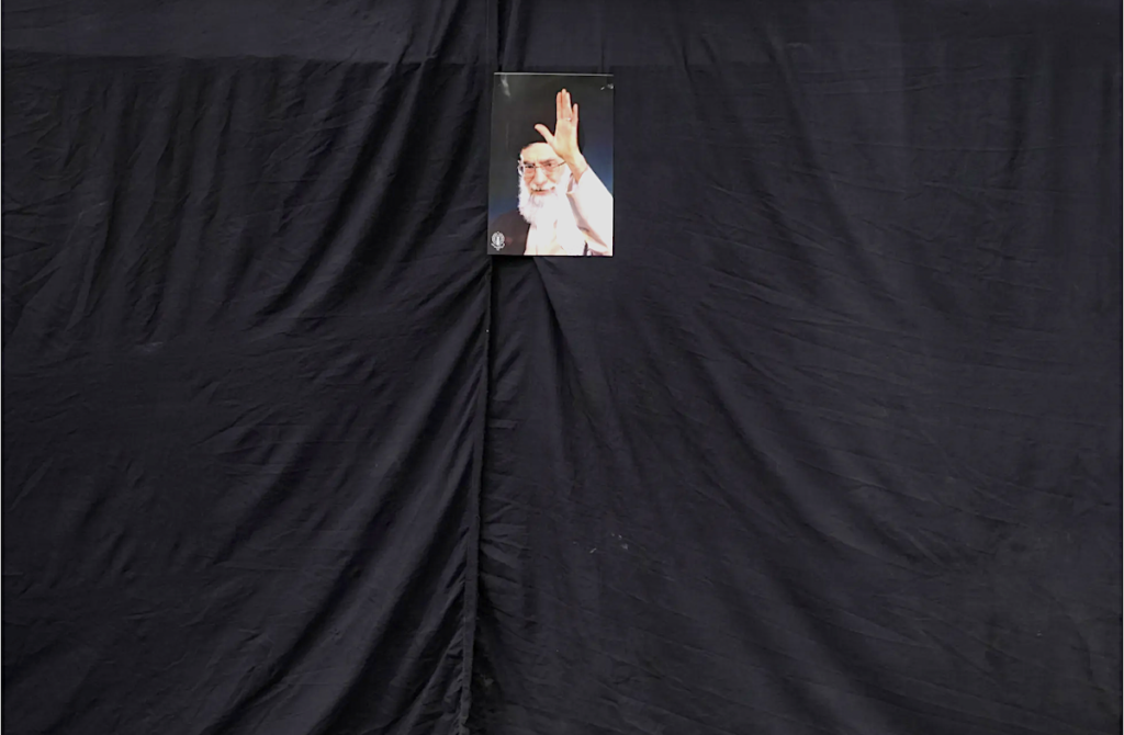 Фото убитого верховного лидера Ирана аятоллы Али Хаменеи на стене мечети в Тегеране. 2 марта 2026 года. Vahid Salemi / AP / Scanpix / LETA