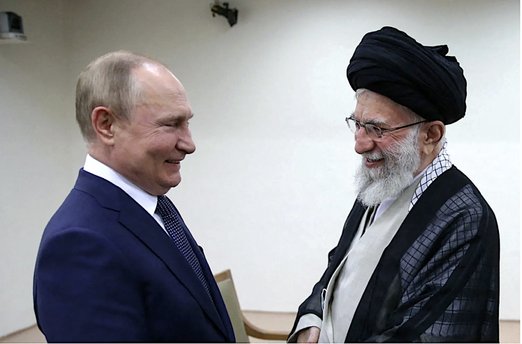 Владимир Путин и Али Хаменеи в 2022 году в офисе верховного лидера Ирана в Тегеране. / AFP / Scanpix / LETA
Россия и Китай не помогут Ирану