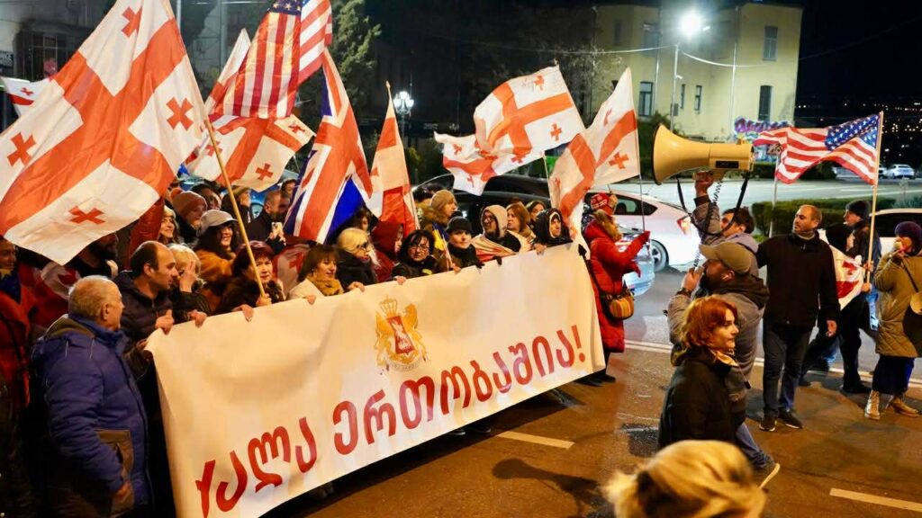 Фото и видео с протестов в Тбилиси