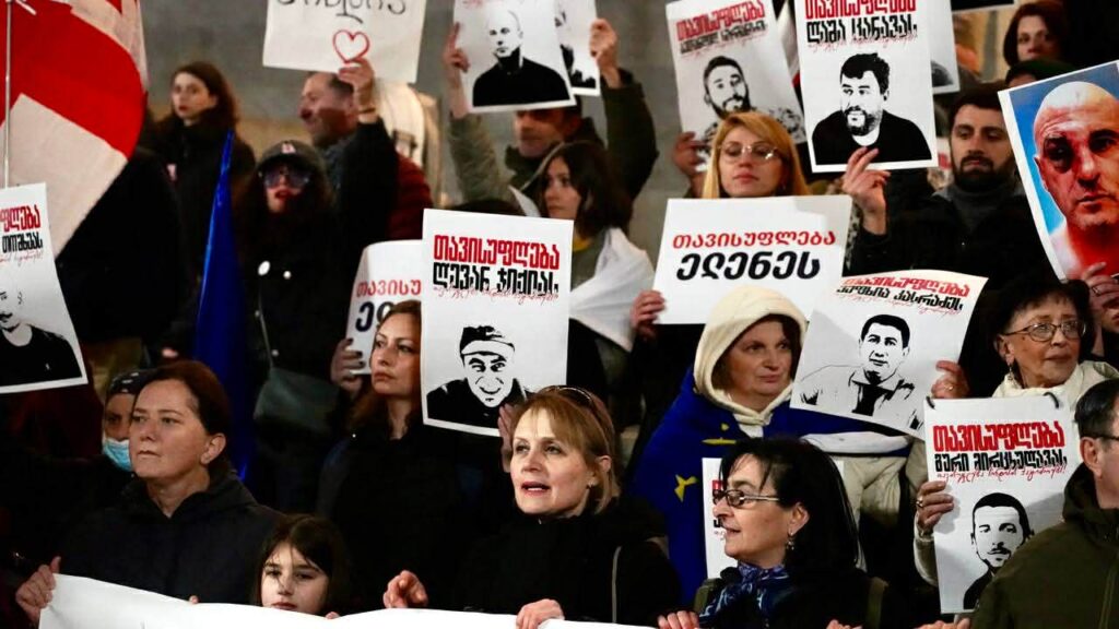 პროტესტის 472-ე დღე . "თავისუფლება სინდისის პატიმრებს! მადლობა ბრძოლისთვის!"