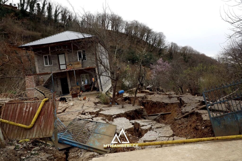  მდგომარეობა სოფელ კურსებში სტიქიიდან ოთხი დღის შემდეგ. ფოტო: "მთის ამბები". მხოლოდ ამ გამოცემამ შეძლო, დამეწყრილ სოფელში შეღწევა და პირველი კადრების გამოტანა.