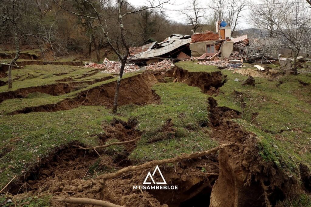 სტიქიიდან ოთხი დღის შემდეგ. ფოტო: "მთის ამბები".  