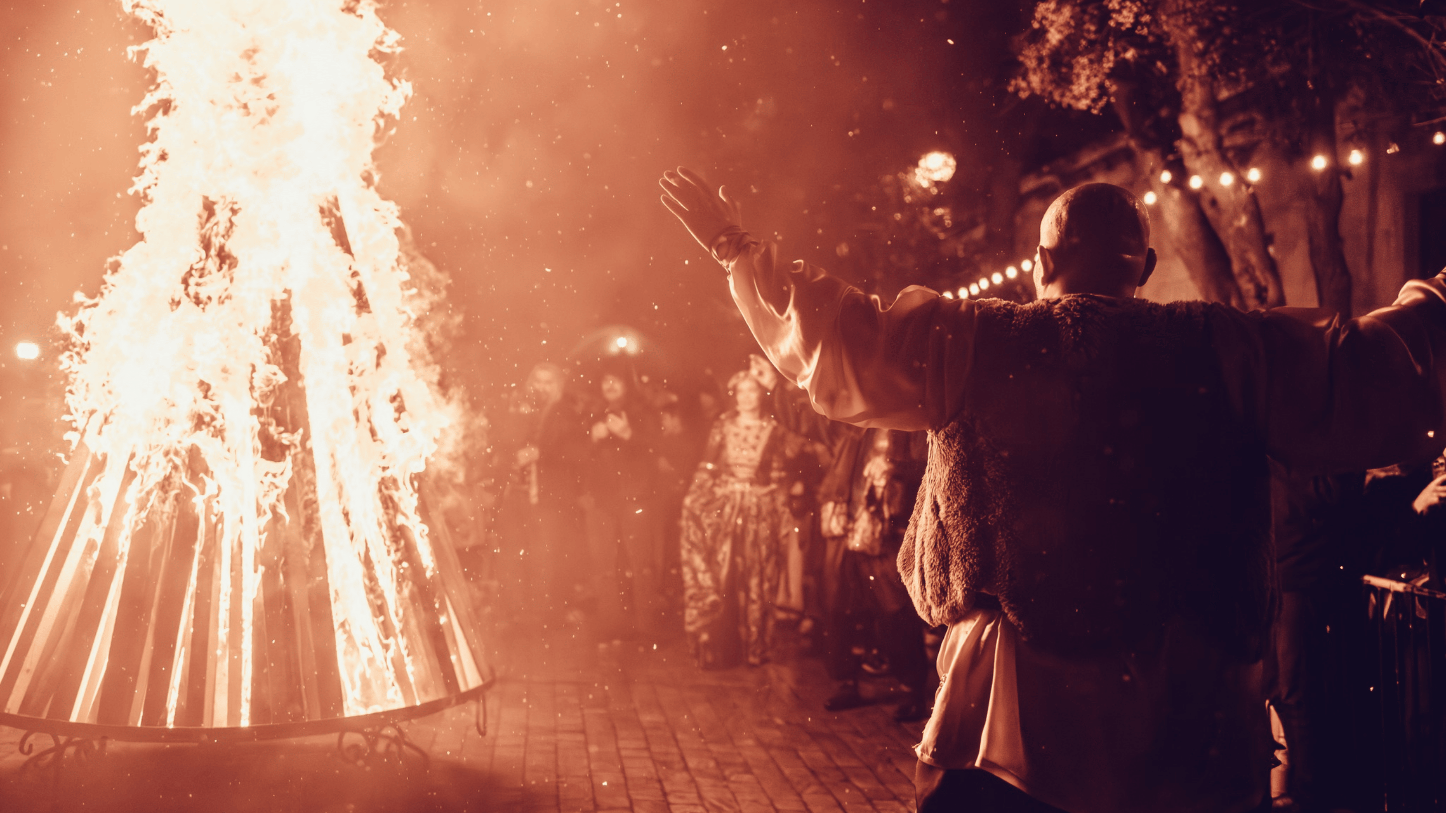 Azərbaycanda Novruz - Bakıda Novruz Bayramı qeyd edilir; Bayramın simvollarından olan "Keçəl" tonqalın ətrafında fırlanır
