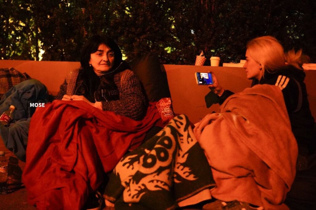 დიუშენის ბავშვების მშობლებმა უწყვეტი საპროტესტო აქცია დაიწყეს. ისინი მთავრობის კანცელარიასტან ათევენ ღამეს.  20 აპრილი, 2026 წელი. ფოტო: გიორგი მოსიაშვილი