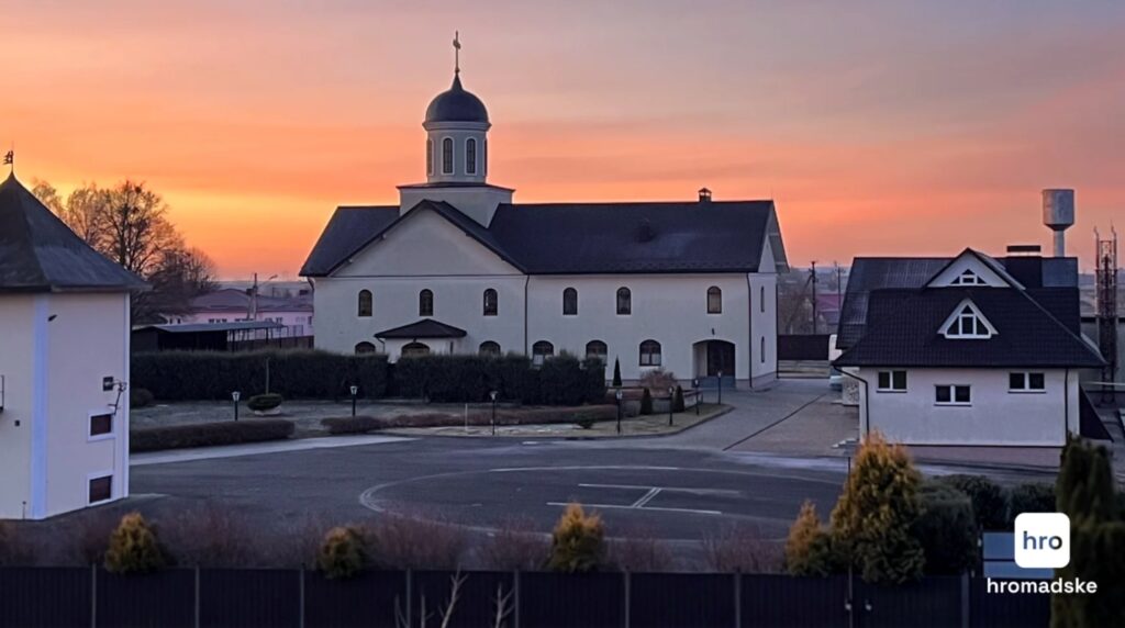 Вид на вертолетную площадку на территории Зимненского монастыря. Российская церковь в Украине
