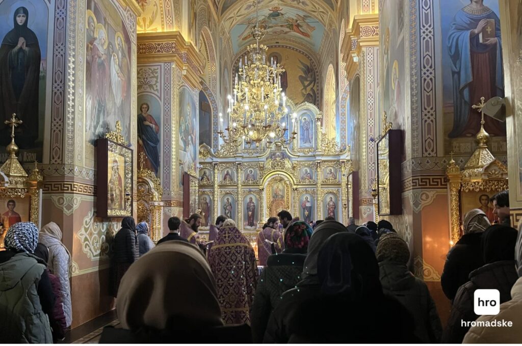 Зимненский женский монастырь - один из самых древних в Украине. Но его настоятельницу связывают с бежавшим в Россию олигархом Медведчуком, и он оказался в центре религиозного спора