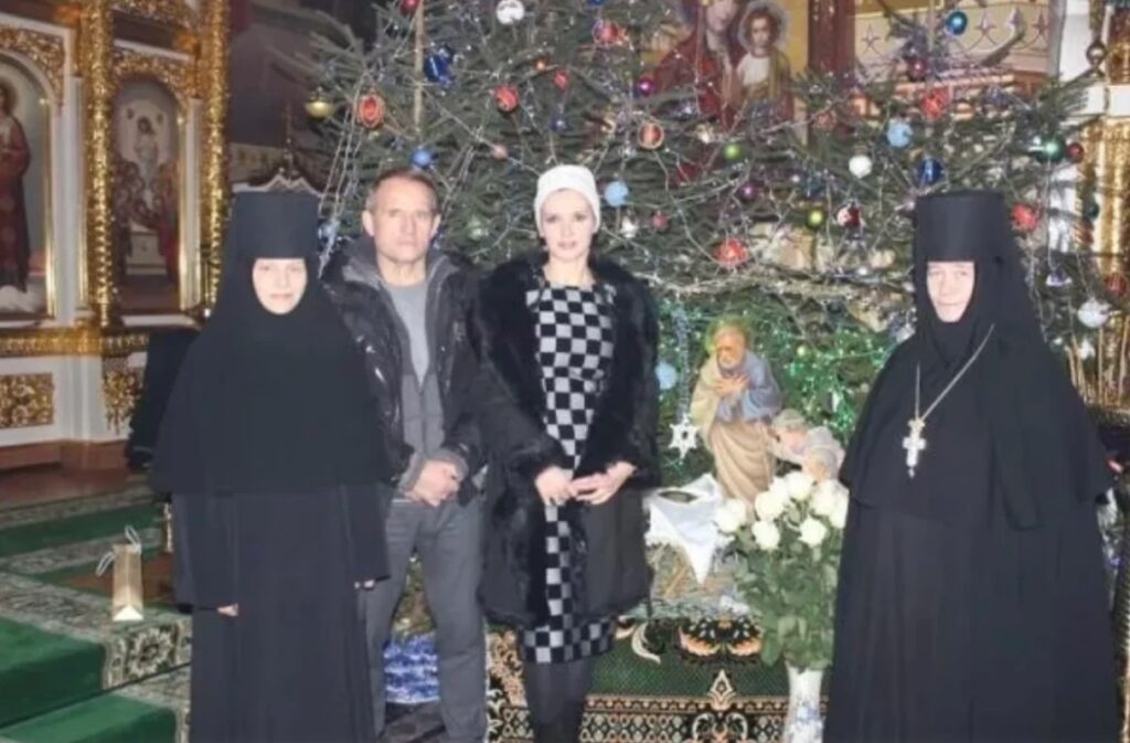 Игуменья Стефана (справа), Виктор Медведчук и его жена, Оксана Марченко (в центре)