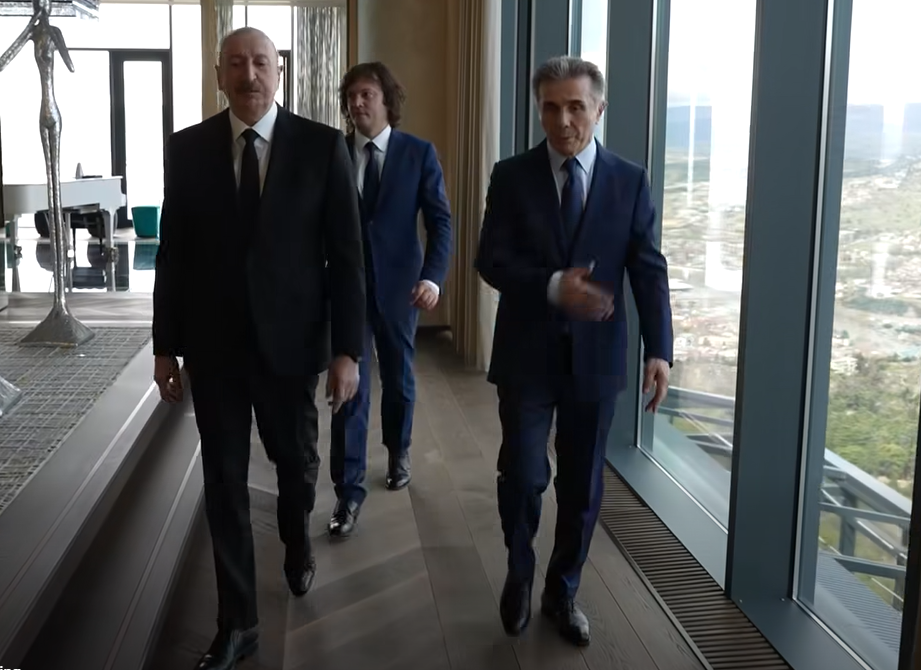 ილჰამ ალიევი ბიძინა ივანიშვილის ბიზნესცენტრში. ფოტო: სქრინი "ქართული ოცნების" მიერ გავრცელებული ვიდეოდან