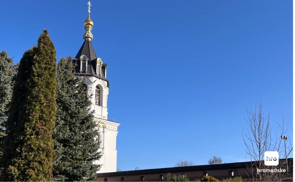 На территории Зимненского монастыря в Украине hromadske