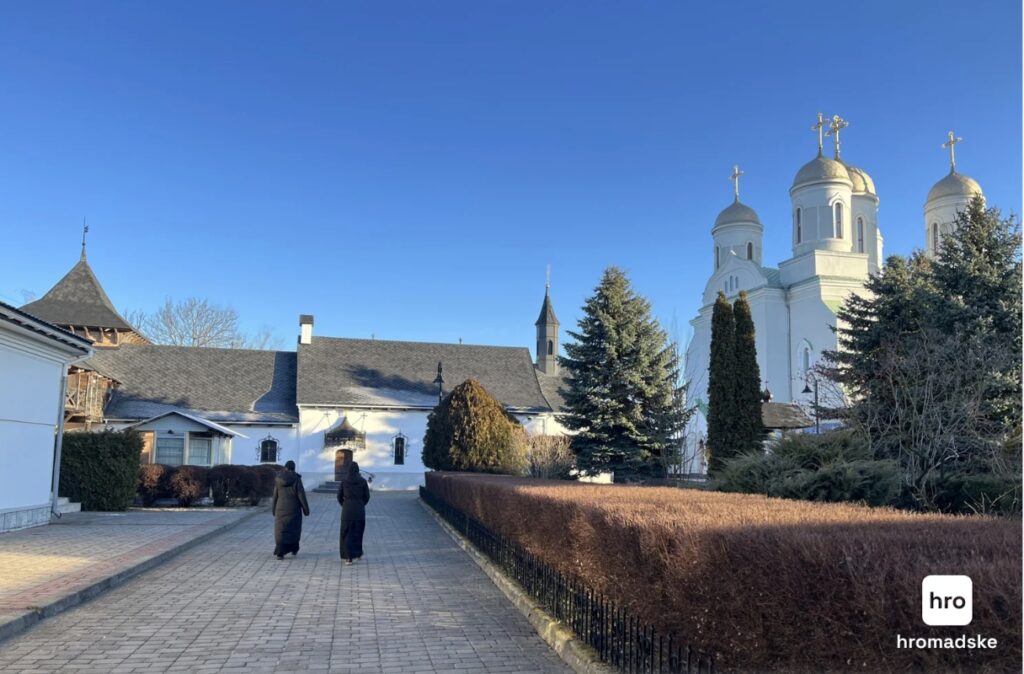 На территории Зимненского монастыря в Украине. hromadske