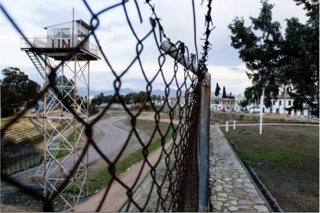 Заброшенное помещение охраны UNFICYP в буферной зоне Кипра. Кипрская модель для Грузии

