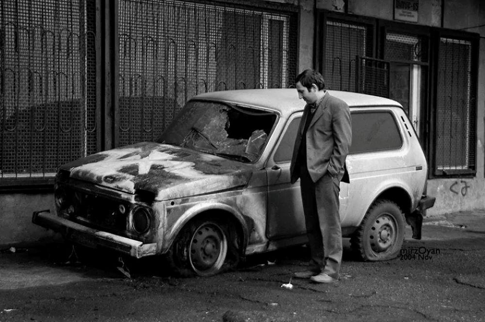 Фотография Пашиняна рядом со сгоревшим автомобилем. Агенты спецслужб РФ на выборах в Армении: The Insider