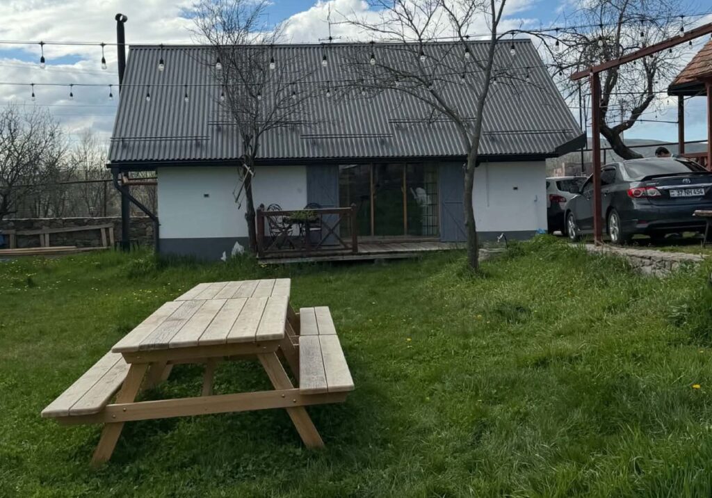 Այսպիսի տեսք ունի հյուրատան բակը