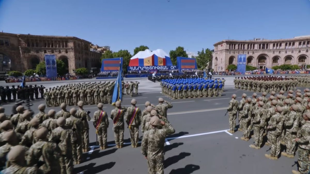 Զորահանդես Հայաստանի Հանրապետության հրապարակում