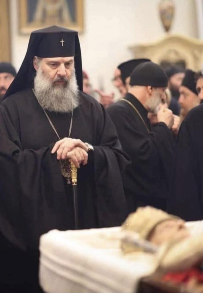 Şio Mudjiri İkinci İlyanın tabutunun yanında dayanıb. Foto: Facebook
Gürcüstanda patriarx seçkisi