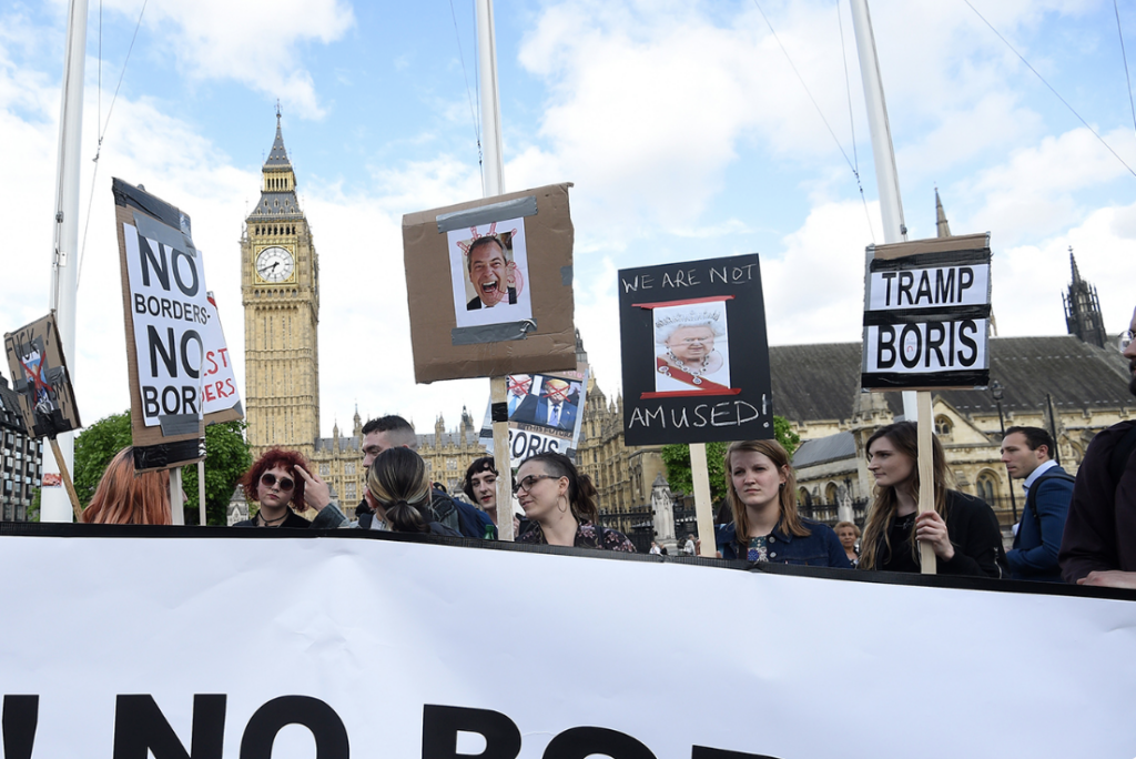 მომიტინგეები პარლამენტის შენობის წინ იმ დღეს, როდესაც ბრიტანეთის პრემიერ მინისტრმა დევიდ კამერონმა გადადგომა გამოაცხადა